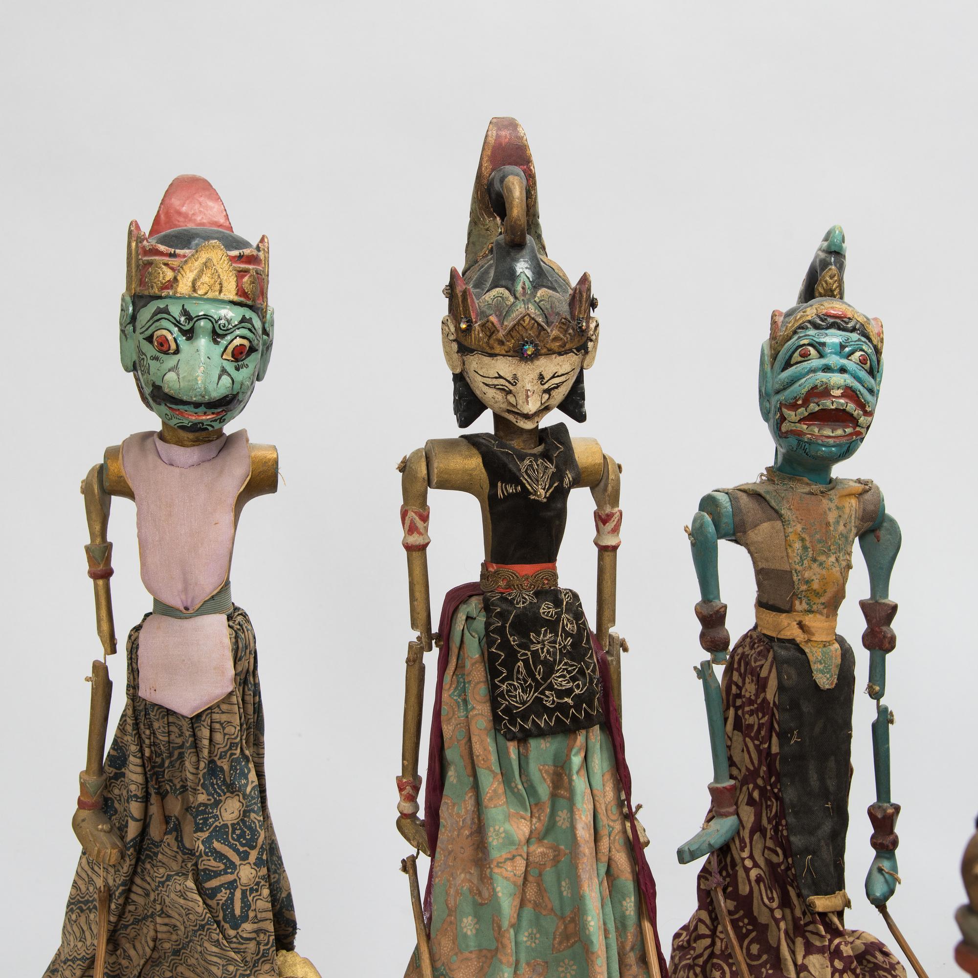 18 Indonesian 'Wayang golek' puppets / marionettes, circa 1900.
