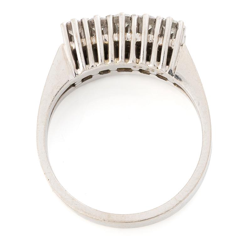 Ring 18K vitguld med runda briljantslipade diamanter.
