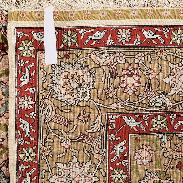 A RUG. An old silk Hereke Souf. 148,5 x 98 cm.