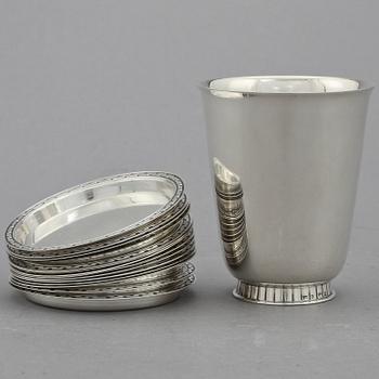 COASTERS, 14 st samt  BÄGARE, silver CG Hallberg, Stockholm, 1900-talets mitt. Vikt 397 g.