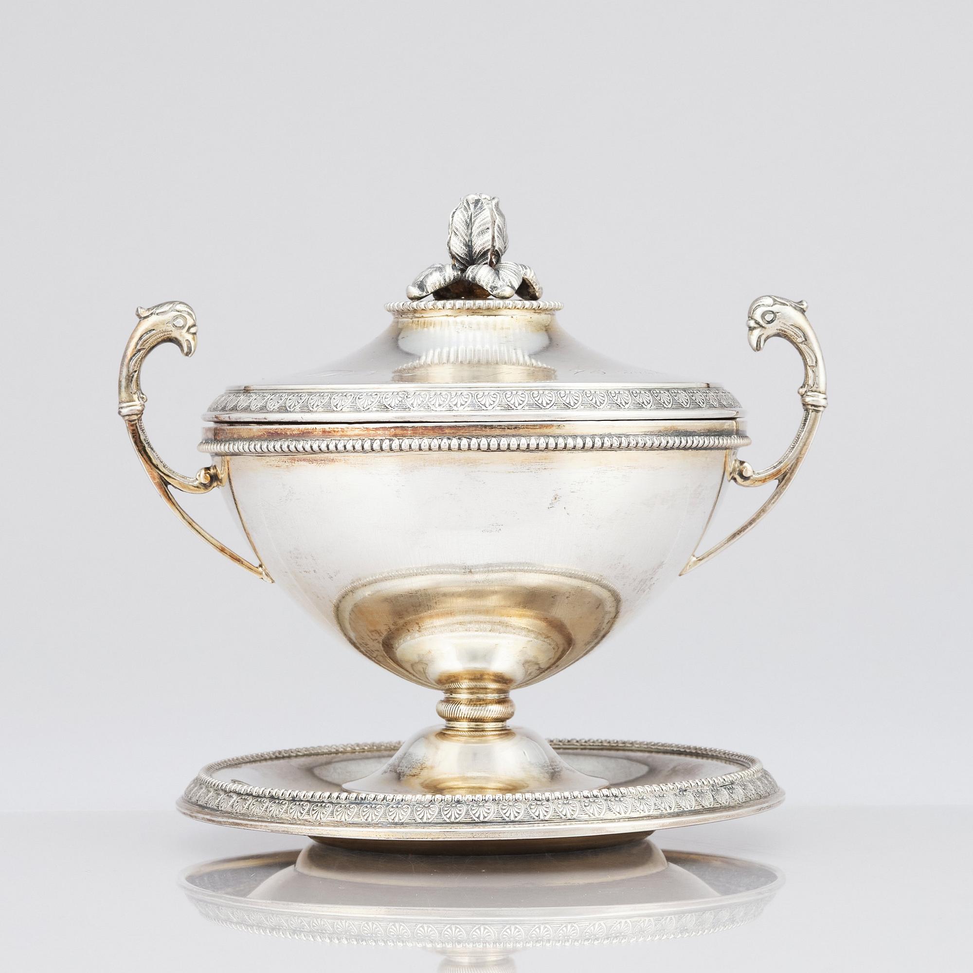 Karl Anderson, skål med lock, på fat, silver, Stockholm 1911. Gåva från Drottning Sofia.