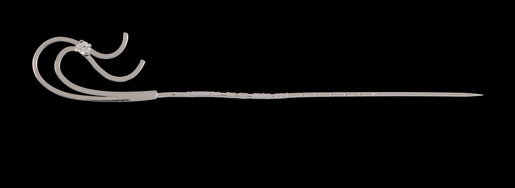 KRAVATTNÅL, 18k vitguld med åttkantslipad diamant, 0.01 ct, Per Dåvik, Alton, Falköping, 1970. Vikt 0,5 g.