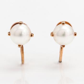 Elis Kauppi, A pair of 14K ogld earrings with cultured pearls. Kupittaan kulta, Turku.