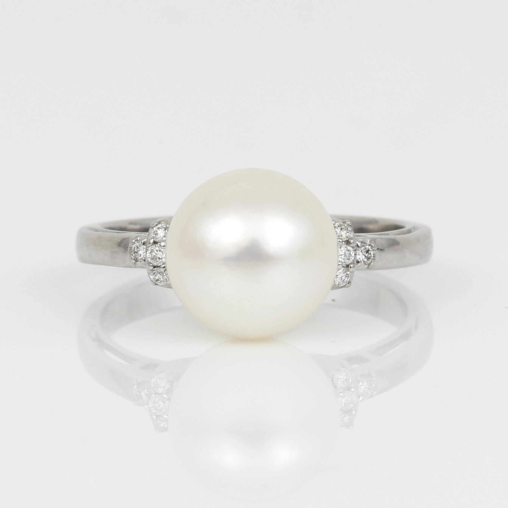 RING, 14K vitguld med odlad pärla och små diamanter tot ca 0,08 ct. Total vikt ca 3,58 g.