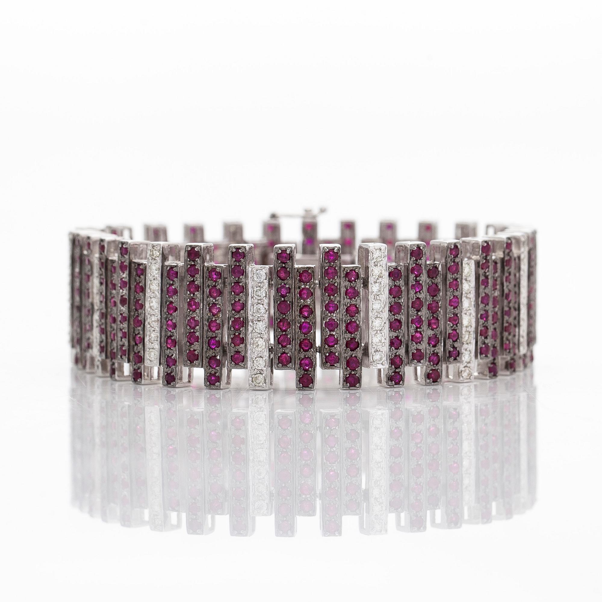 Bracelet in 14K white gold, with rubies and diamonds.