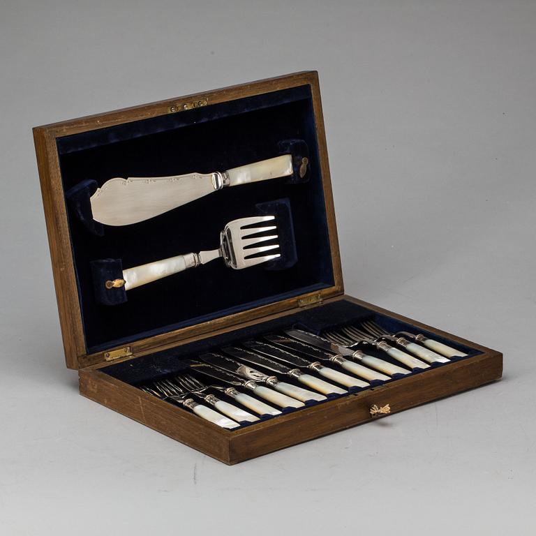 FISKBESTICK, 14 delar, silver och nysilver, England. 1900-talets första hälft.