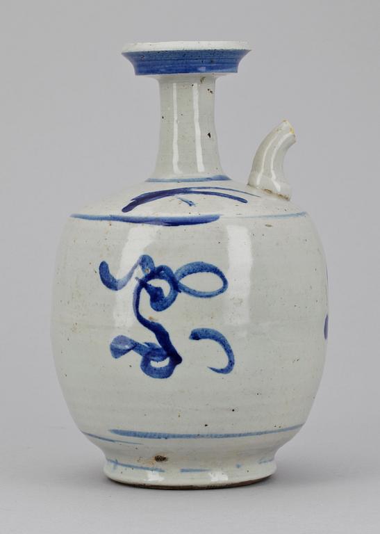 VINKANNA, porslin. Korea, Yi perioden, 1700/1800-tal.