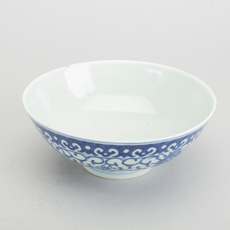 A Chinese porcelain 20th century vase and two bowls.