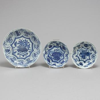 A set of two blue and white kraak dishes and a serving dish, Ming dynasty, Wanli (1572-1620).