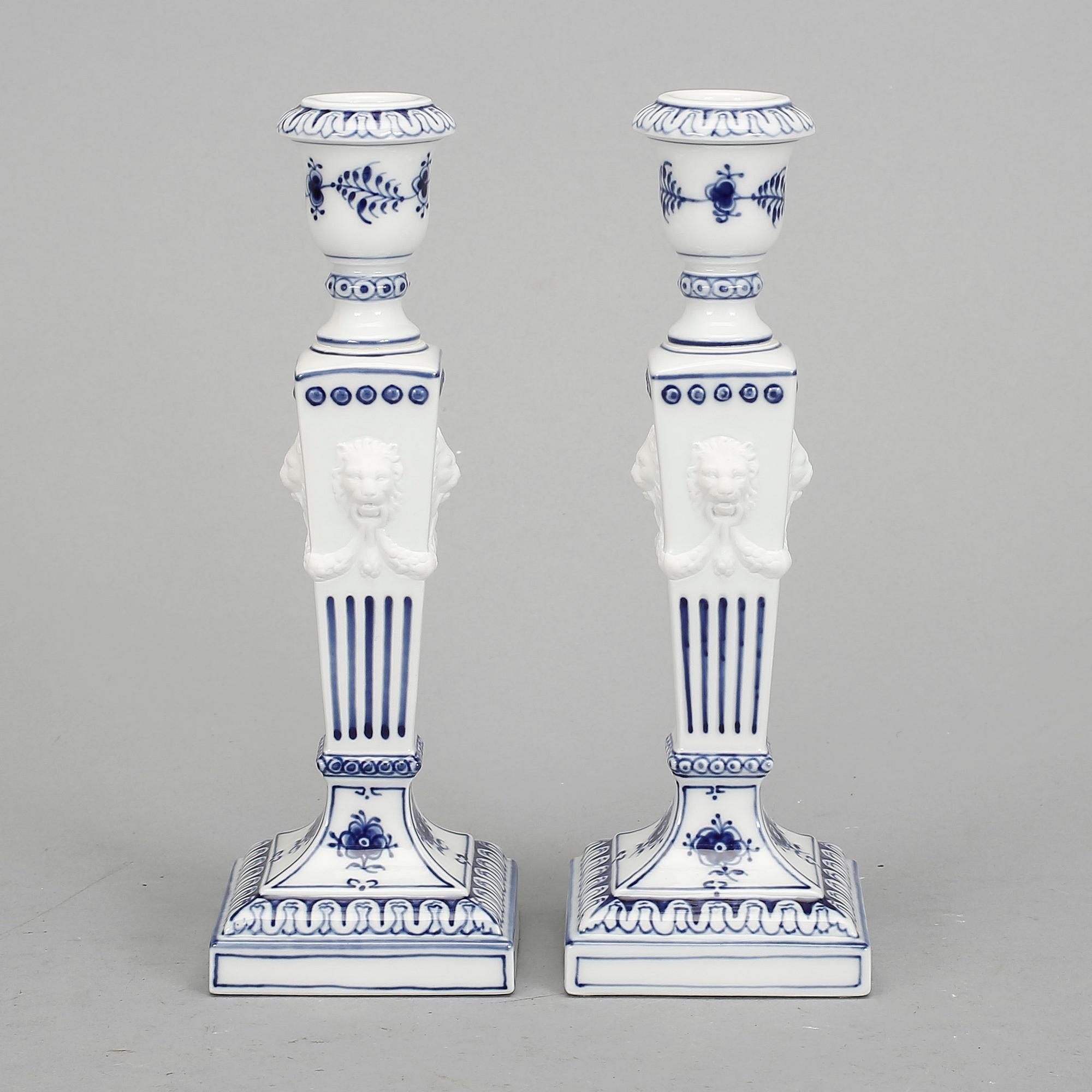 LJUSSTAKAR, ett par, porslin, "Musselmalet", Royal Copenhagen, 1900-tal.