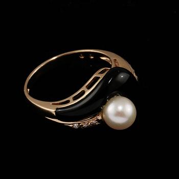 RING, 14k guld med odlad pärla, 6 briljantslipade diamanter samt onyx. Vikt 4 g.