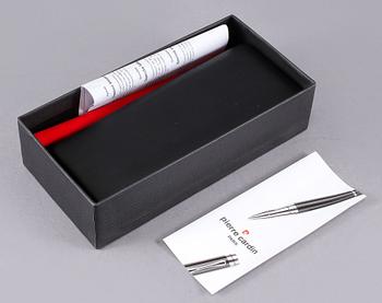 BLÄCKPENNA, Pierre Cardin.