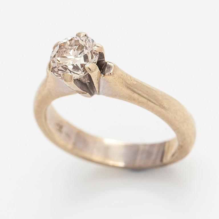 Ring, 18K guld med en briljantslipad diamant.