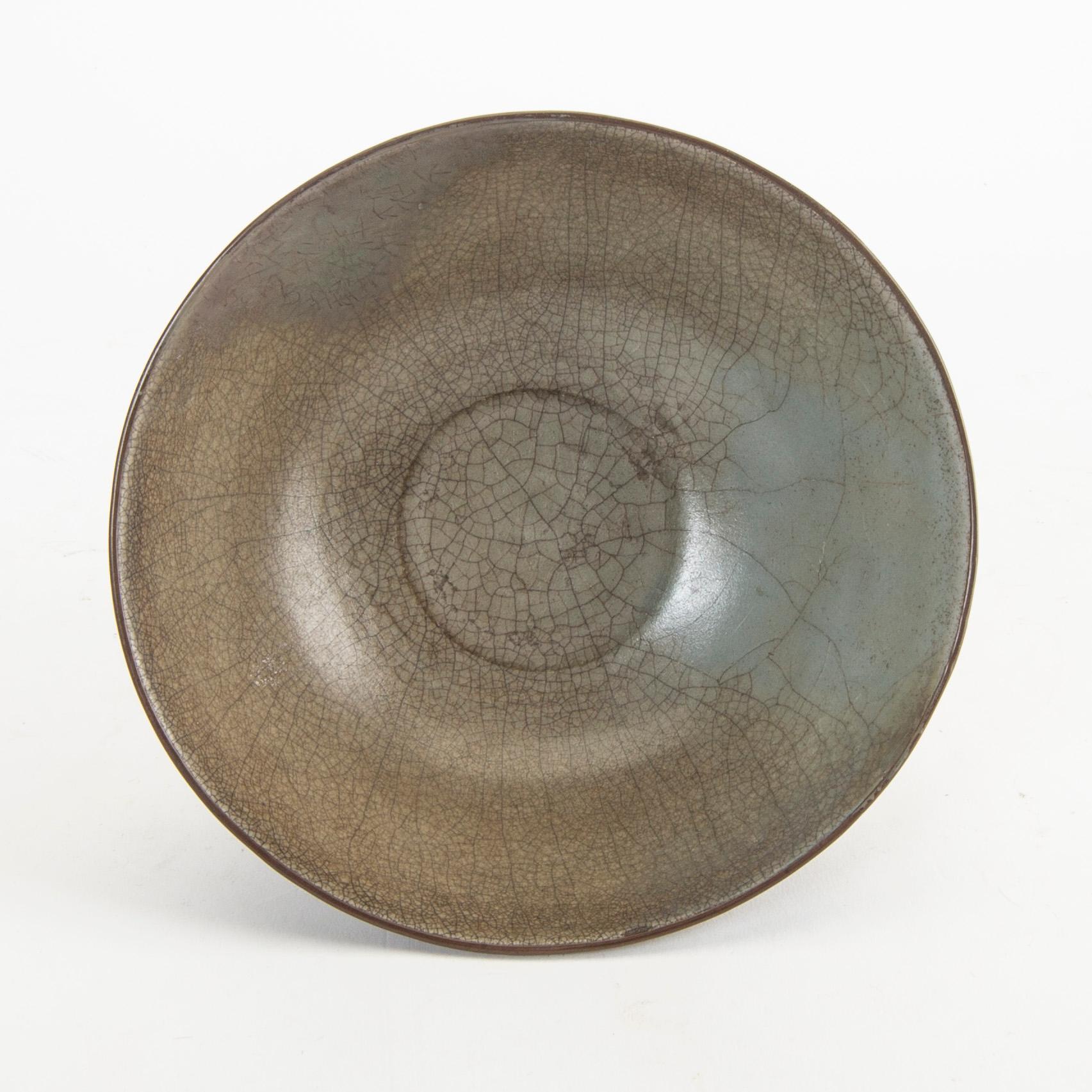 A celadon ge glazed bowl, Ming dynasty (1368-1643).