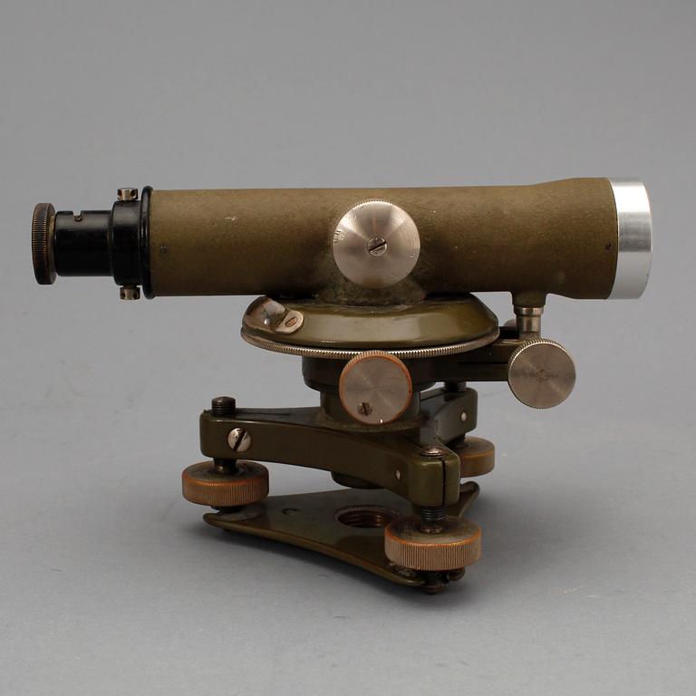 MÄTINSTRUMENT på tripod, 1900-talets mitt.