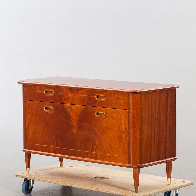SIDEBOARD, 1900-talets mitt.