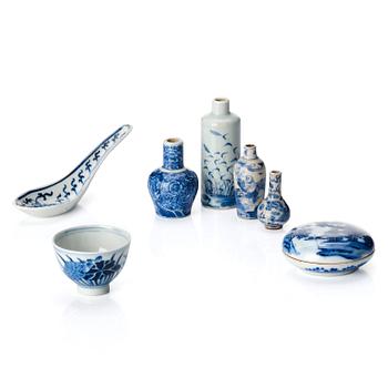 979. A group of blue and white porcelain, late Qing dynasty. (7 pieces).