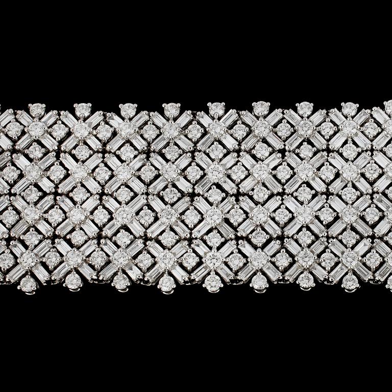 A baguette- and brilliant cut diamond bracelet, tot. 34 cts.