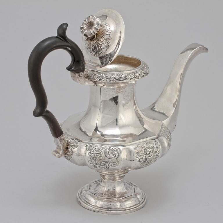 TEKANNA, silver, William Lyon, Göteborg, 1846. Tot vikt 680 g.