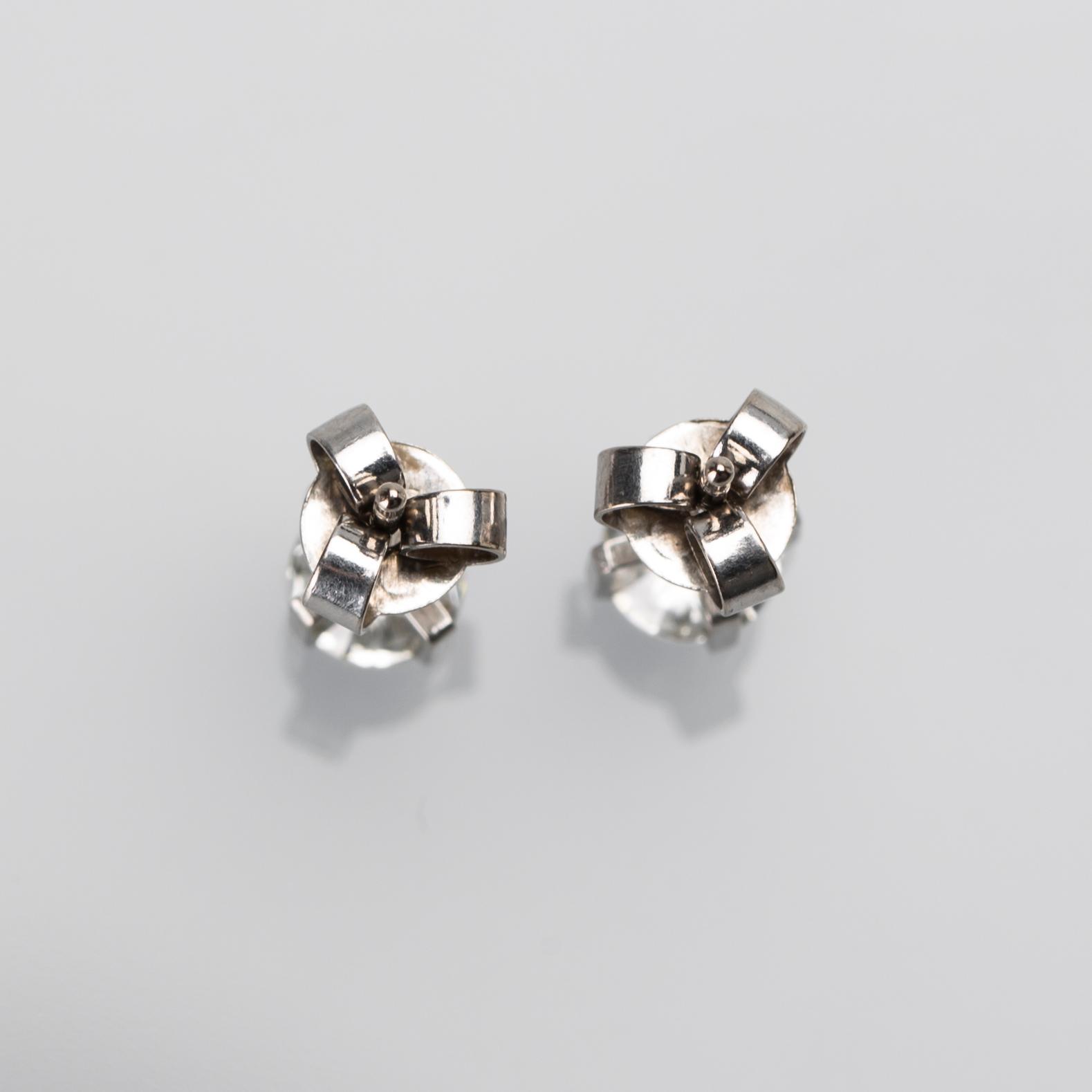 ÖRHÄNGEN, ett par, 18 k vitguld med briljantslipade diamanter, totalt ca 0,90 ct. Vikt ca 1,5 g.