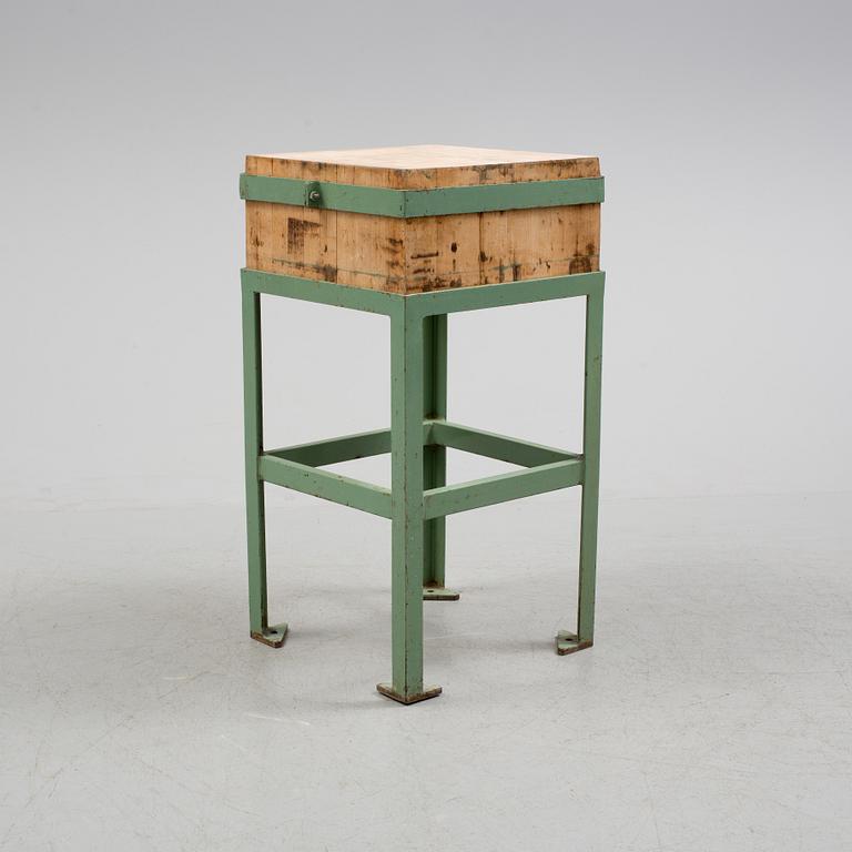 STYCKBÄNK/HUGGKUBBE, 1900-tal.