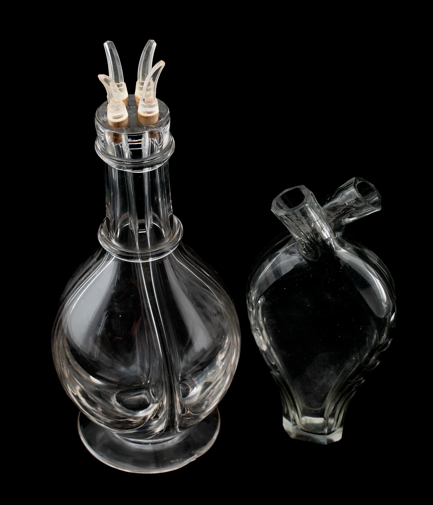 OLJA- OCH VINÄGERKARAFFER, 2 st, glas, 1800-/1900-tal.