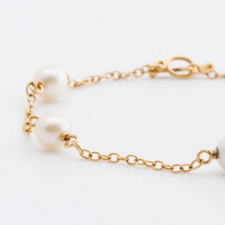 TIFFANY BRACELET 18K gold w 5 cultured pearls approx 5 mm, design Elsa Peretti "Pearls by the yard".