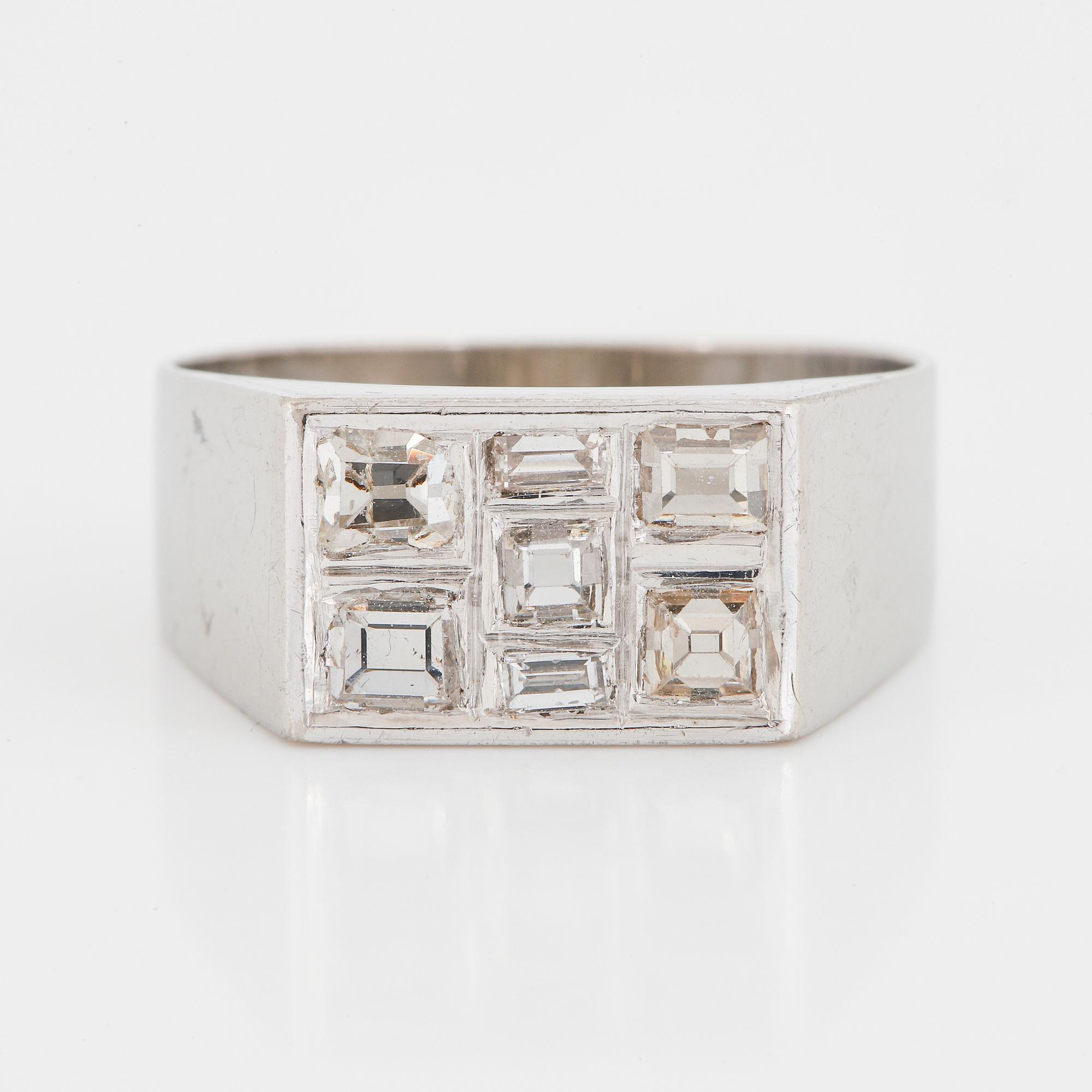 KLACKRING, vitguld med carréslipade diamanter.