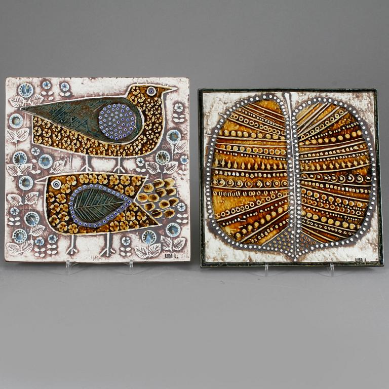VÄGGPLAKETTER, 2 st, stengods, Lisa Larson, Gustavsberg, 1900-talets andra hälft.
