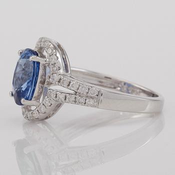 RING, 18K vitguld, safir ca 2.74 ct. och diamanter tot ca 0.39 ct.