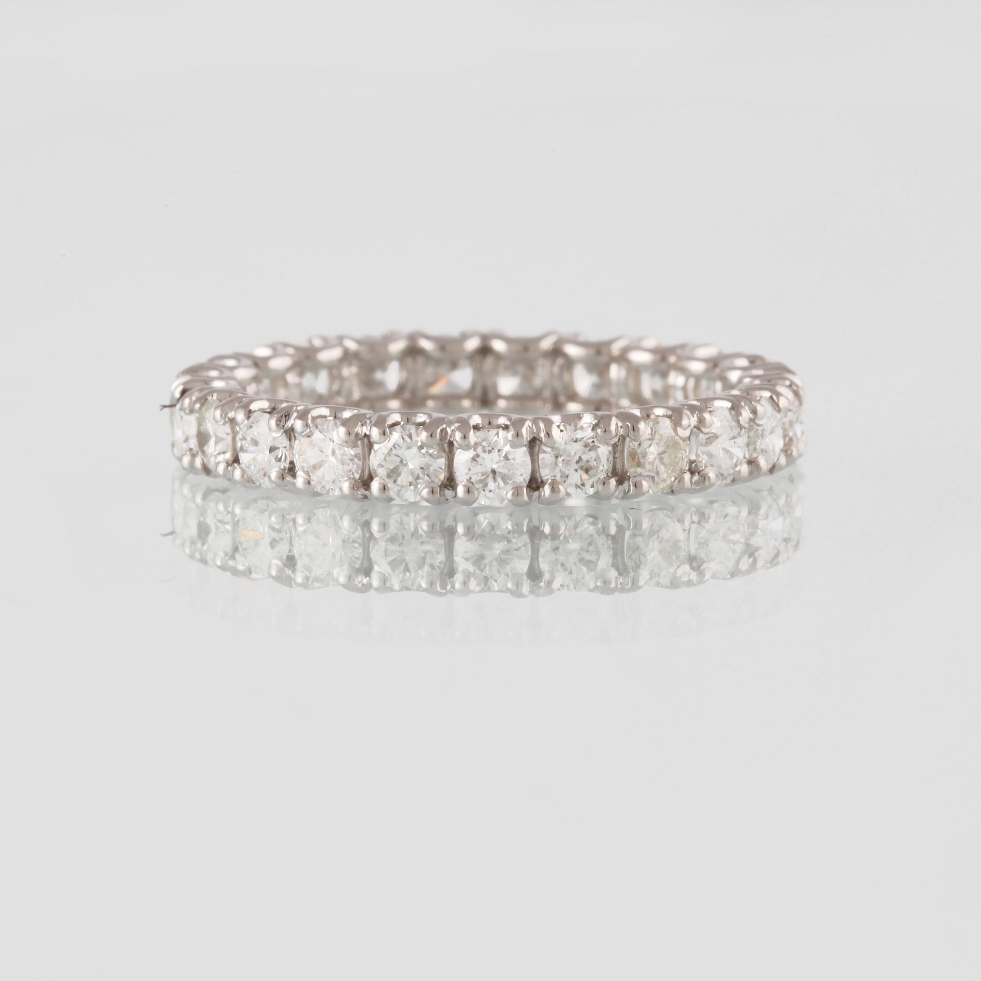 RING, 18K guld med briljantslipade diamanter ca 1.93 ct. Vikt 2,8 gram.