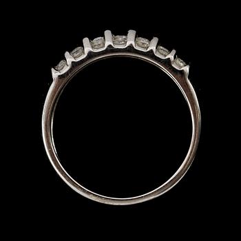 RING, 18k vitguld med 28 briljantslipade diamanter, 0.5 ct enl gravyr, Guldfynd, 1900-talets sista kvartal. Vikt 5 g.