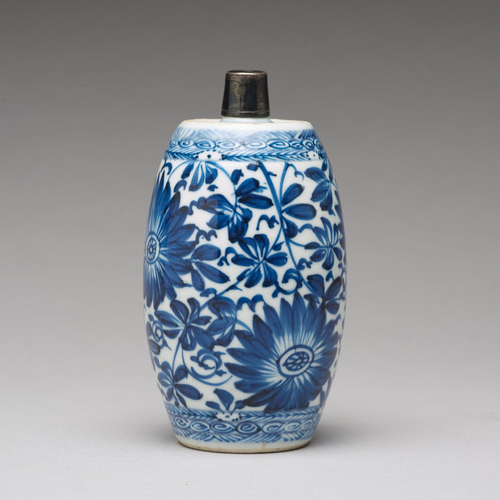 A blue and white Genever bottle, Qing dynasty, Kangxi (1662-1722).
