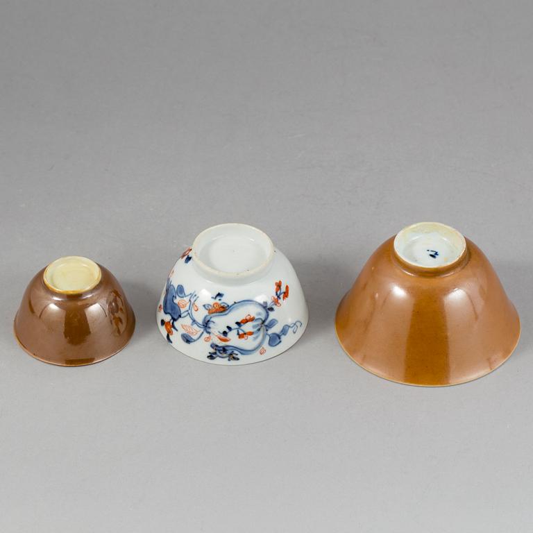 KOPPAR, 3 st olika. Porslin, Kina, 1700-tal.