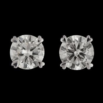 1125. A pair of brilliant cut diamond tot. 2.03 cts earrings. Quality according to certificate K/VVS1-VS1.