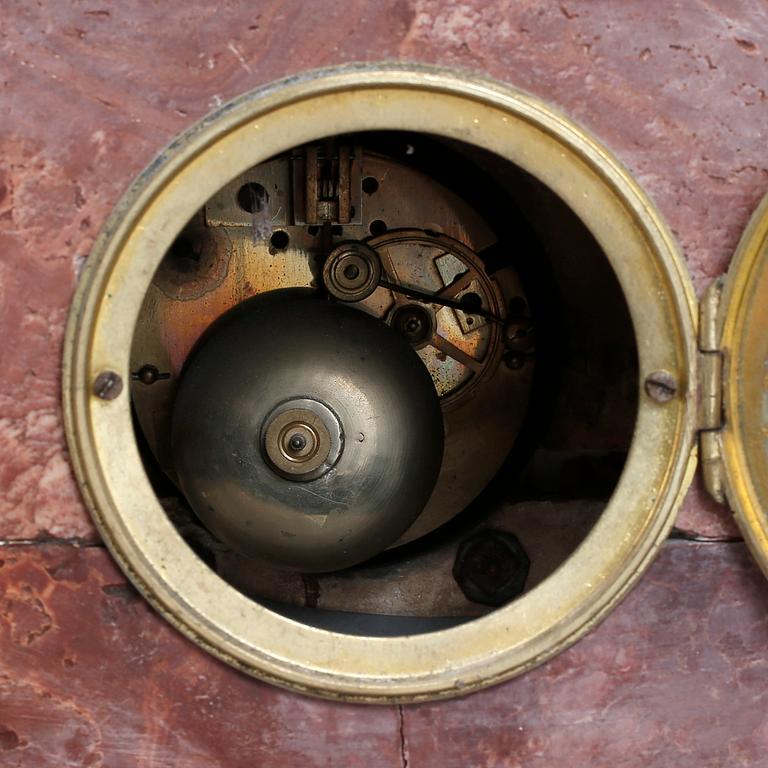 BORDSGARNITYR, 3 delar, nyrokoko, sannolikt Frankrike, 1800-talets slut/1900-talets början.