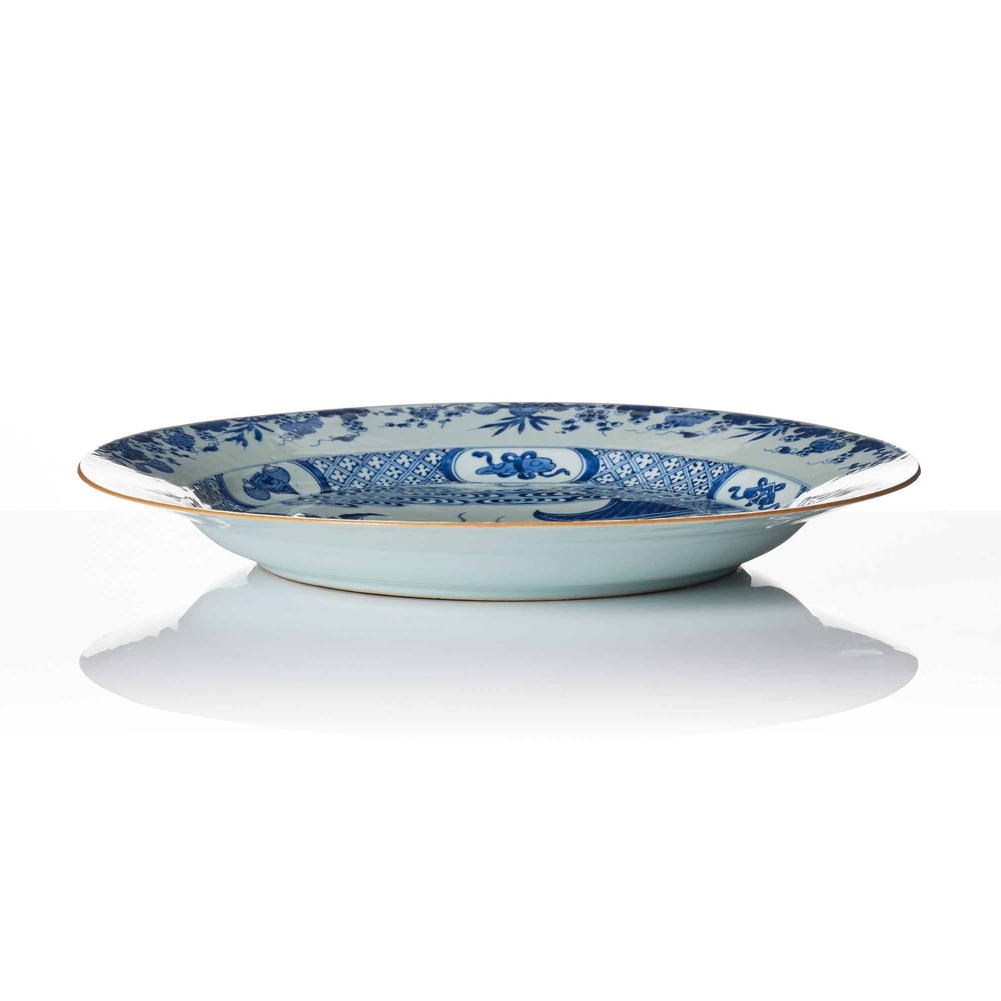 Praktfat, porslin. Qingdynastin, Kangxi (1662-1722).
