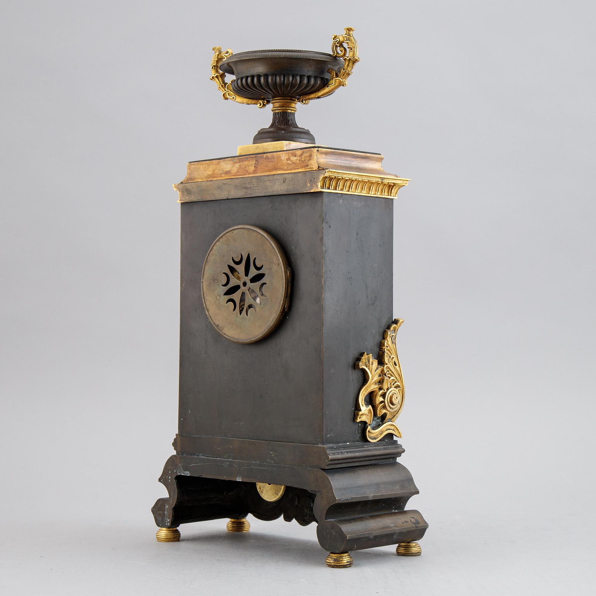 An early 20th Century mantle clock.