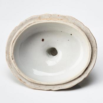 Smörterrin med lock, kompaniporslin. Qingdynastin, Qianlong (1736-95).