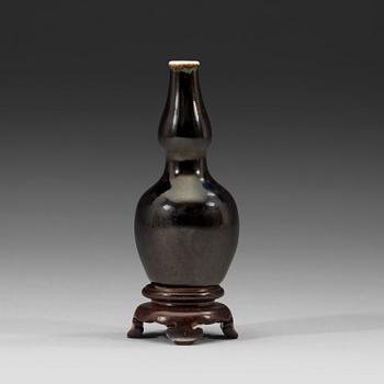 39. A black-glazed double gourd vase, Qing dynasty, 19th century.