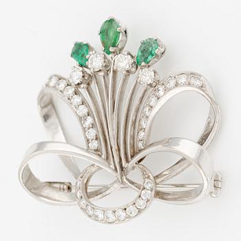 Brooch in 18K white gold with emeralds and round brilliant-cut diamonds.