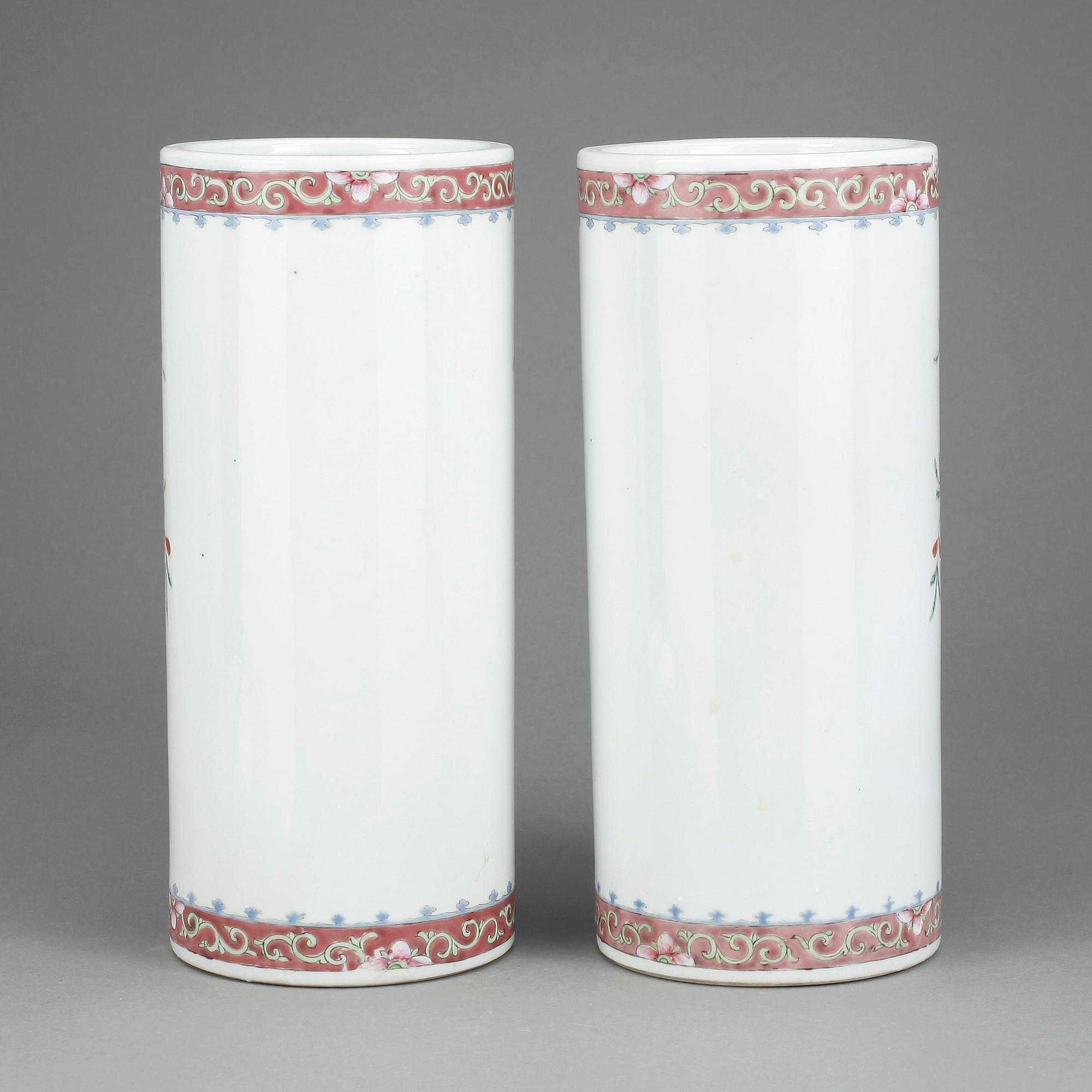 PENSELVASER, ett par, porslin, Kina 1900-tal.