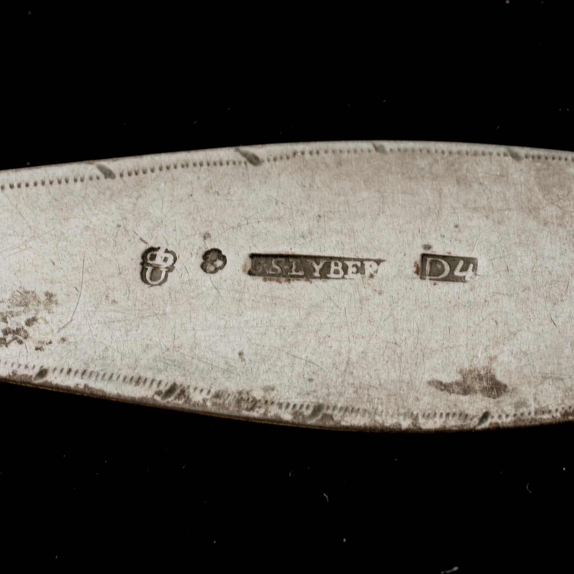SKEDAR, 8 st. Silver. Bl.a. Magnus Lönberg, Borås. Delvis 1800-tal. Vikt totalt ca 380 gram.