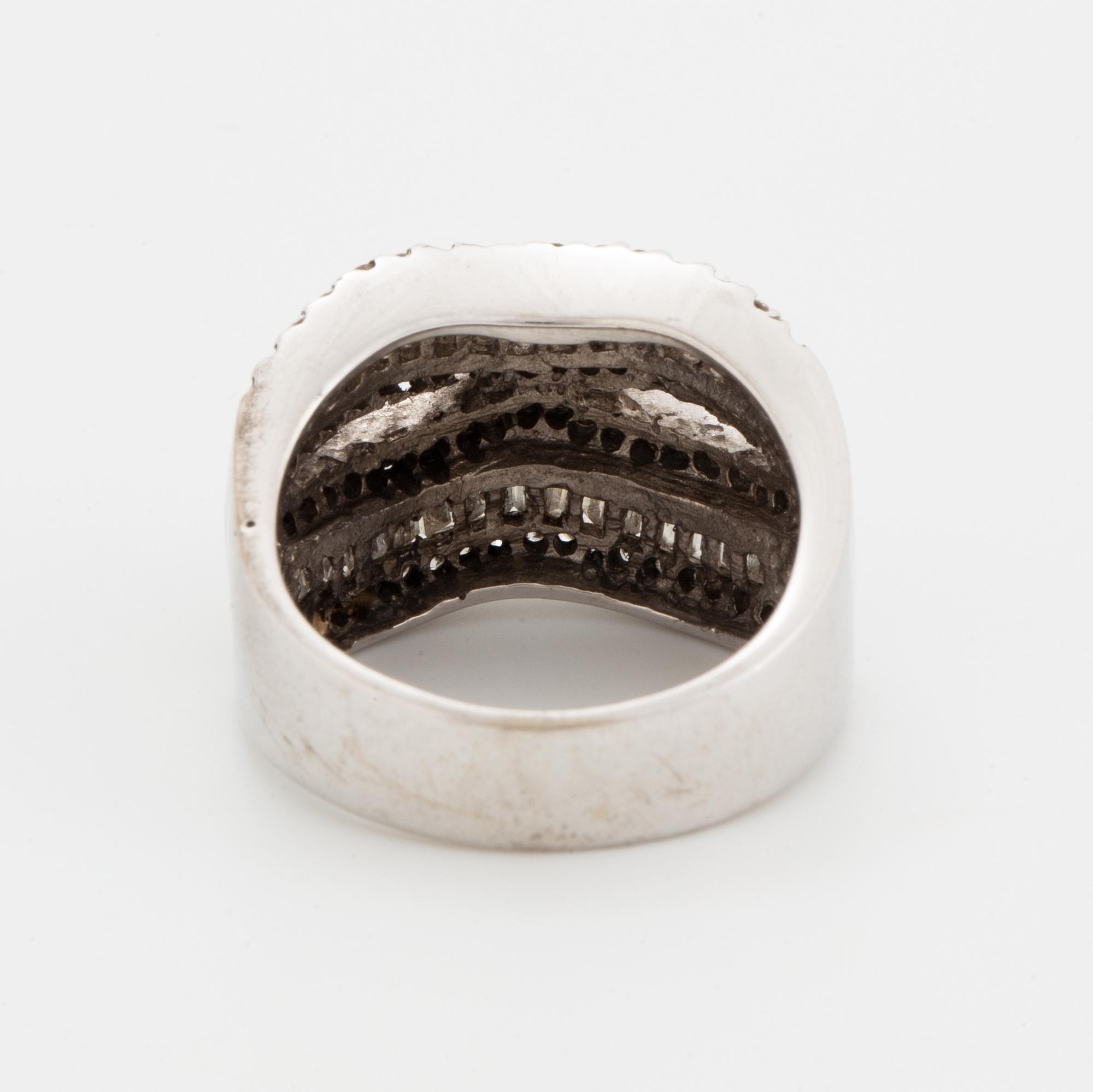 Ring  18K vitguld med bagettslipade diamanter och briljanter ca 1,7 ct.