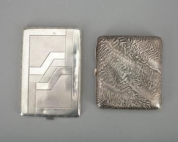 CIGARETTETUIER, 2 st, silver, svenska importstämplar samt Finska Guldsmeds AB, Åbo 1946. Tot. vikt 245 g.