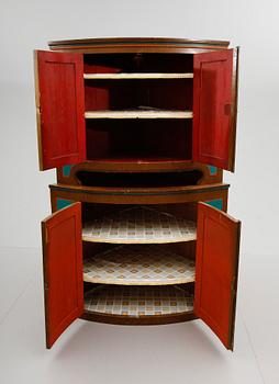 HÖRNSKÅP, allmoge, 1800-tal.