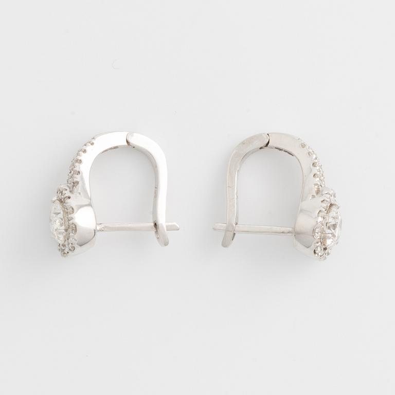 Earrings with brilliant-cut diamonds accompanied by an HRD report.
