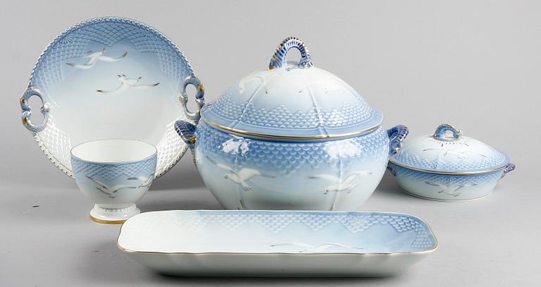 KAFFE- OCH MATSERVIS, 33 delar, porslin, "Måsen", Bing & Gröndahl.