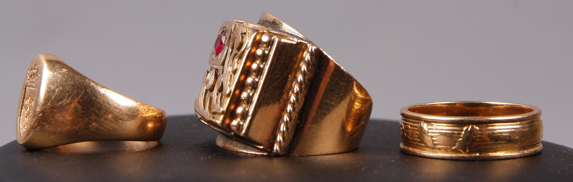 RINGAR, 3 st, 18 K guld, bl a CG Hallberg 1967. Tot ca 31 g.
