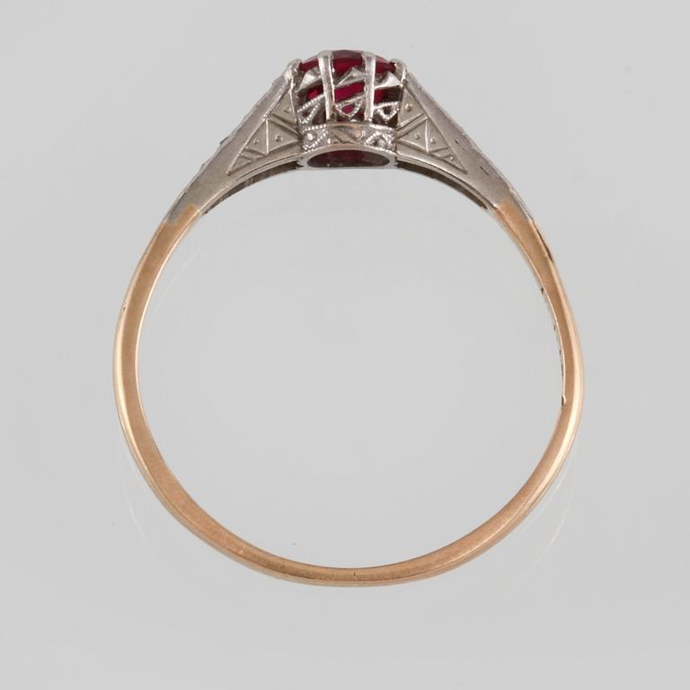 RING, 18K guld med syntetisk safir och 6 små diamanter, Stockholm, 1937. Vikt 2,1 gram.